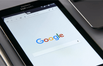 Tablet com uma aba do Google aberta representando Data Science