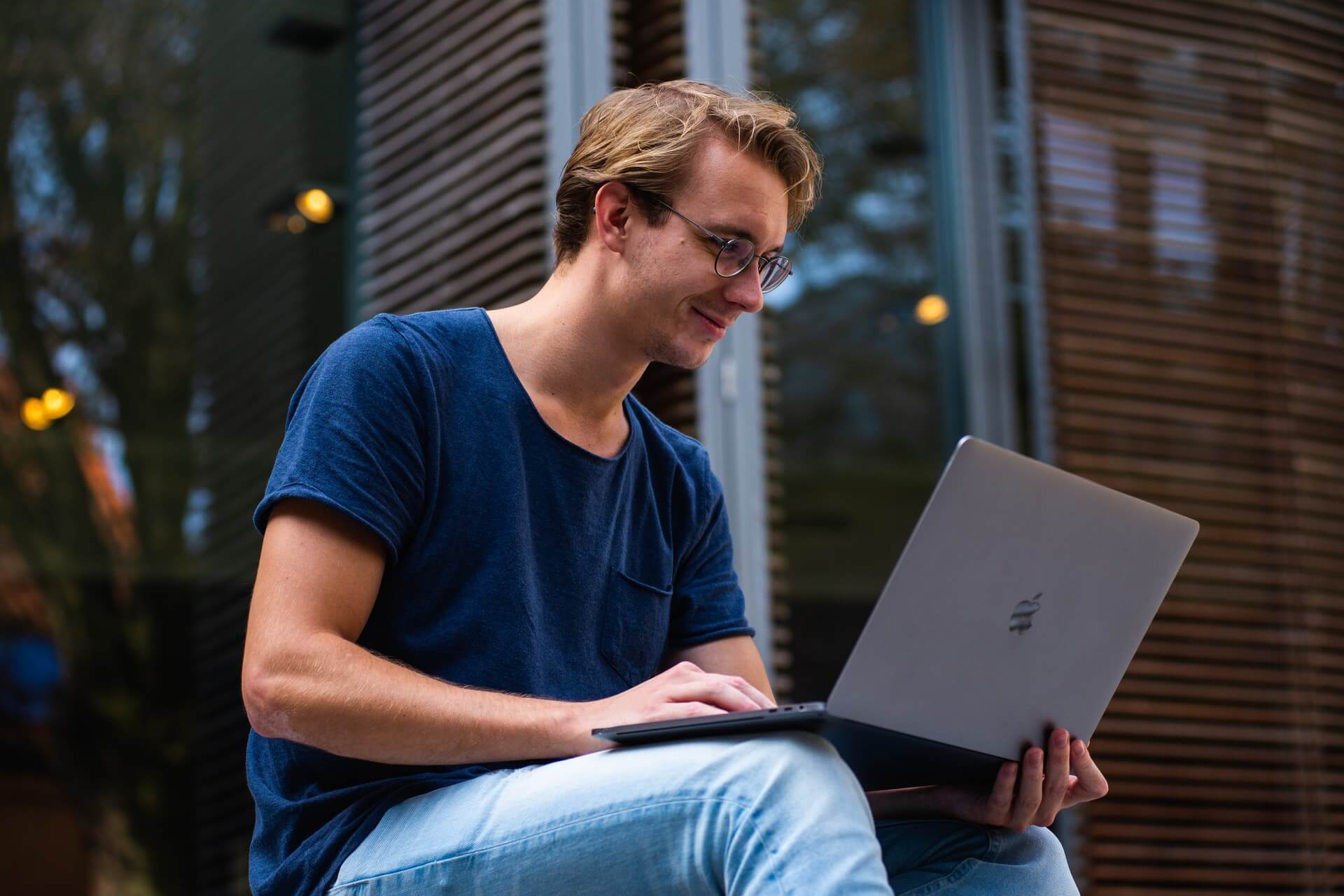 homem no computador trabalhando com produ&ccedil;&atilde;o de conte&uacute;do