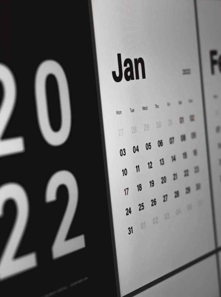 Foto de um calendário editorial para o Instagram datando o mês de janeiro de 2022