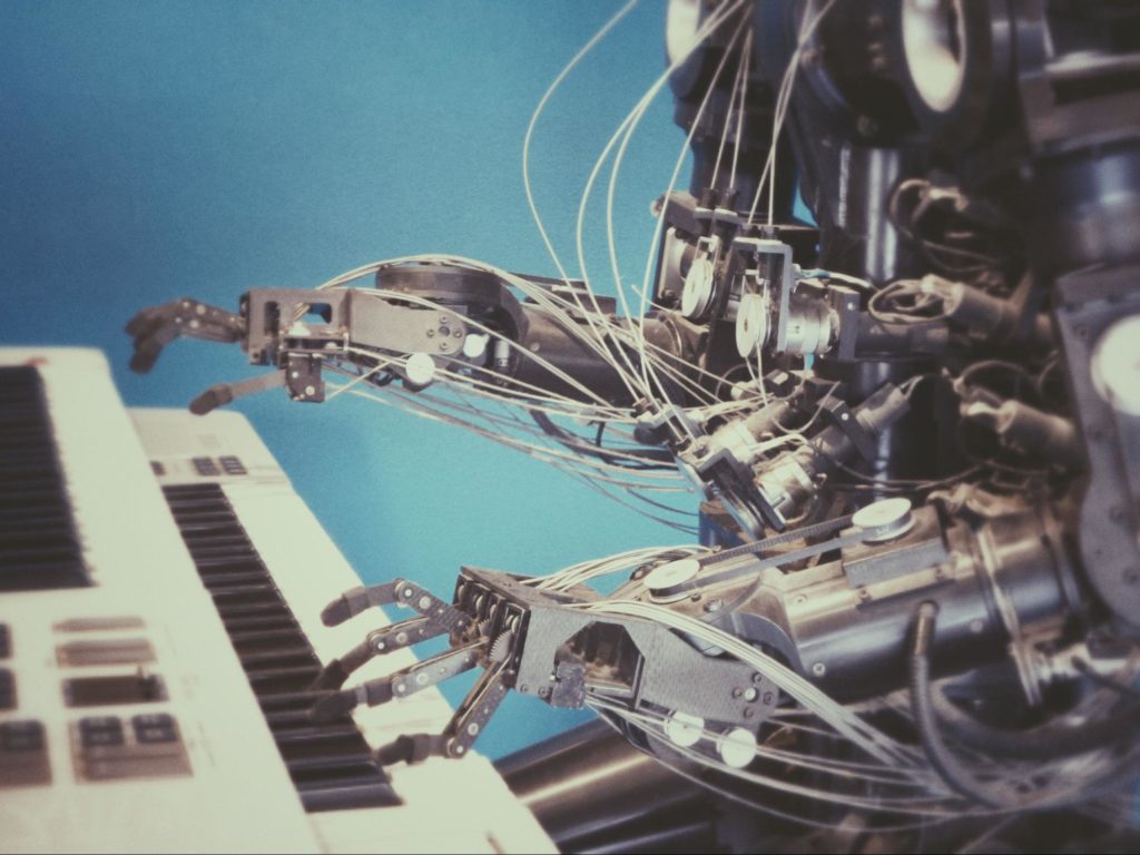 Mãos de robô tocando teclado.