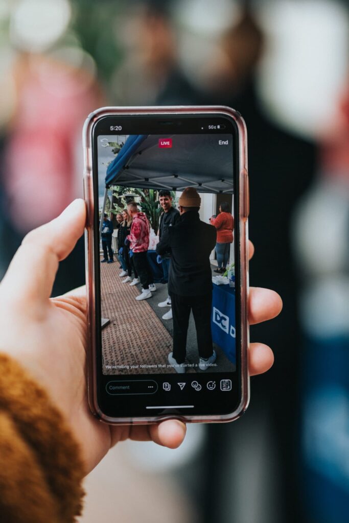 celular tirando foto de pessoas exemplificando como criar conteúdo para o Instagram
