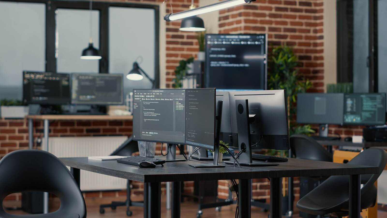 Mesa de trabalho com computadores