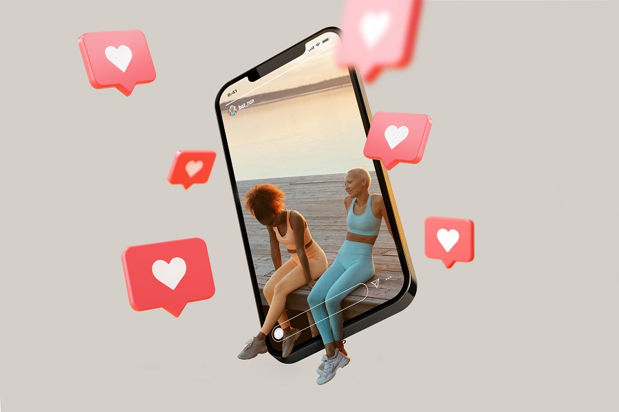 Duas mulheres negras sentadas em um deck sendo representadas em um Strorie do Instagram em um smartphone