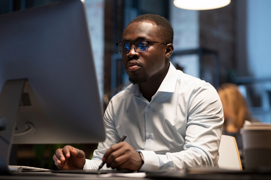 Homem negro trabalhando com uma mesa digitalizadora