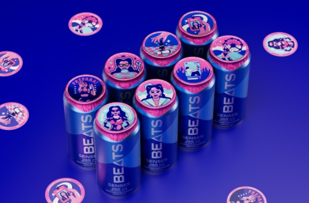 Diversas latas de Skol Beats com tampas da cantora Anitta.
