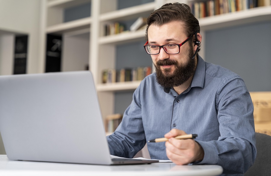 pessoa estudando pelo computador