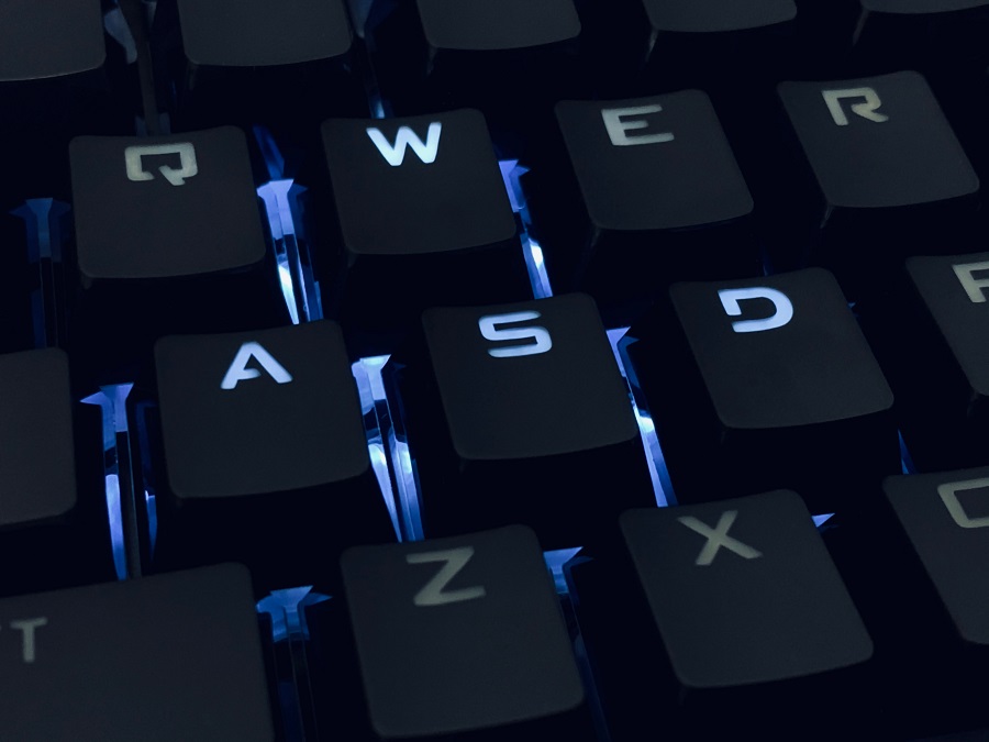 teclado ded computador com foco nas letras A W S D