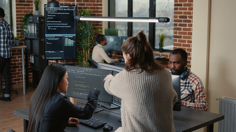 programadores trabalhando no computador em uma sala de escritório