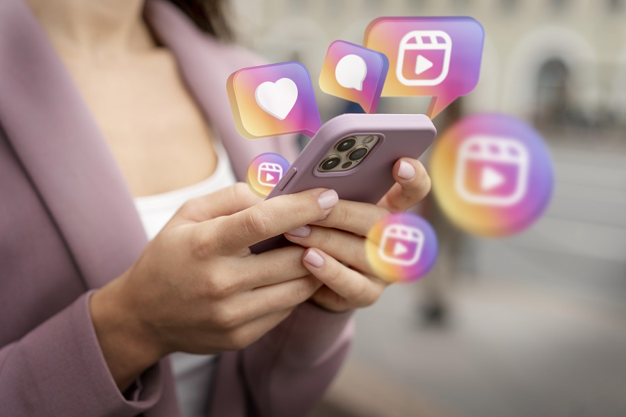 mulher mexendo no Instagram peelo celular com ícones de curtidas e comentários