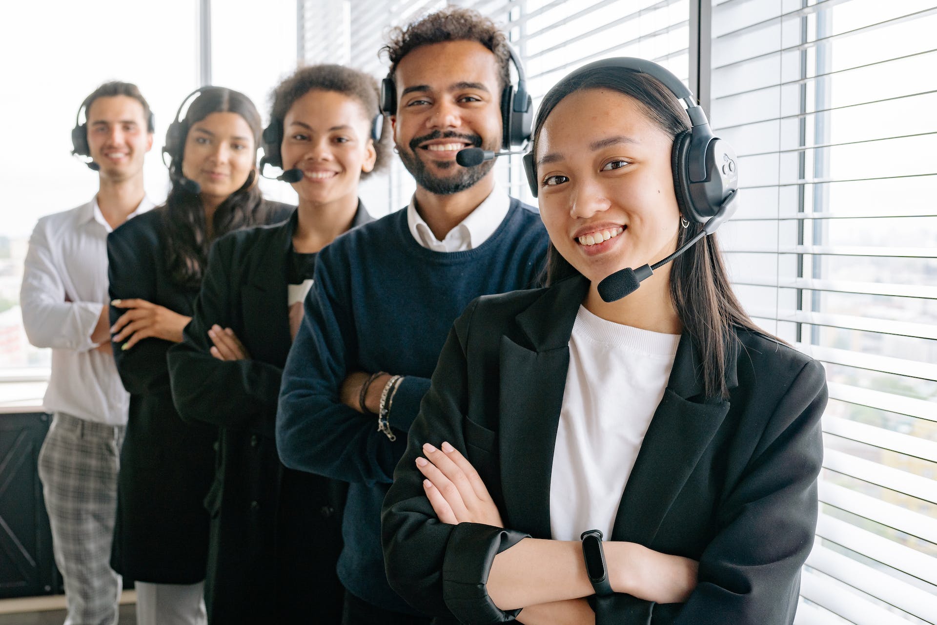 equipe de análise de dados sorrindo para a câmera