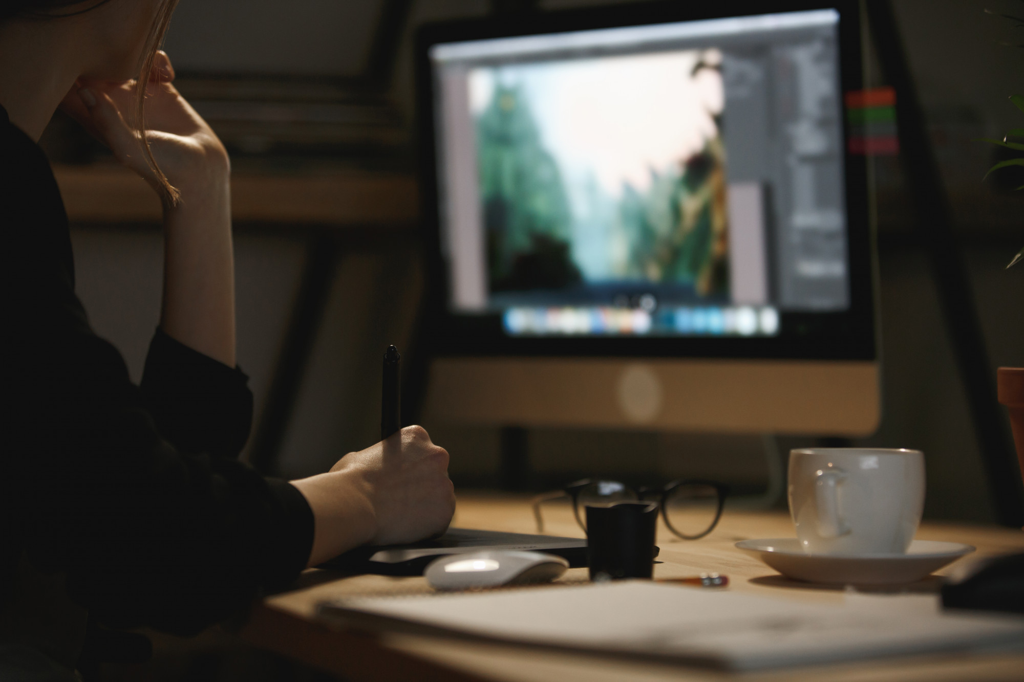 homem trabalhando em criativo no marketing digital