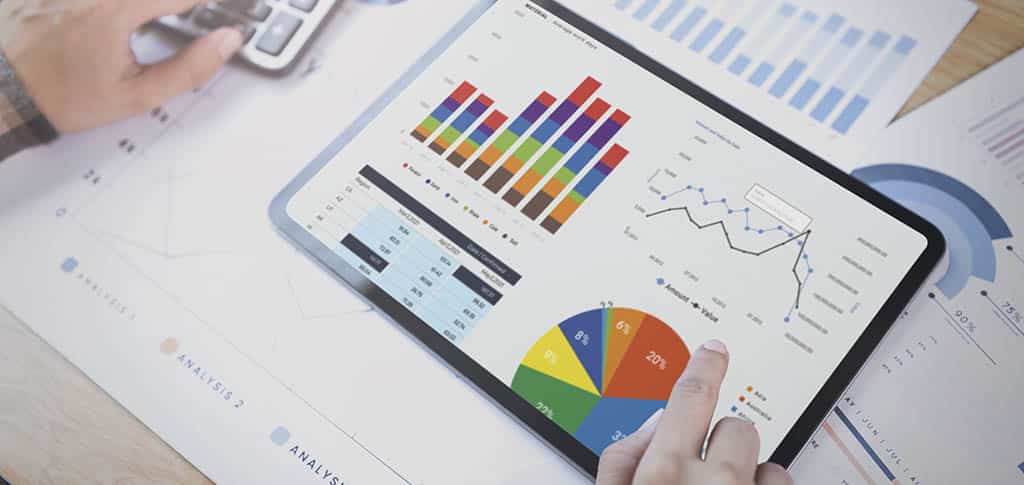 Infográficos impressos e em tablet exibindo relatórios, ilustrando as diferentes áreas de business intelligence, com destaque para análise de dados e visualização.