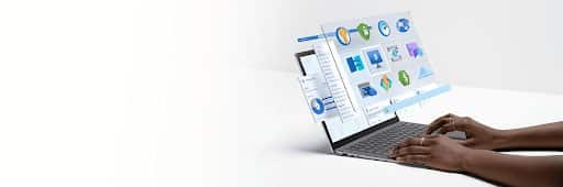 Mãos de uma pessoa trabalhando em um laptop usando a integração do Azure com o Power BI para visualização avançada de dados na nuvem.