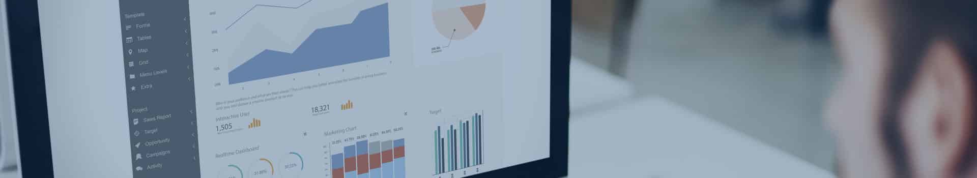 Profissional analisando um dashboard com segmentação de dados no Power BI, gráficos e relatórios interativos enquanto bebe café.