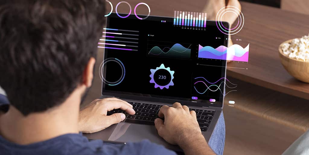 Usuário analisando dados em um laptop com gráficos interativos usando a ferramenta Power BI gratuita para visualização de informações.