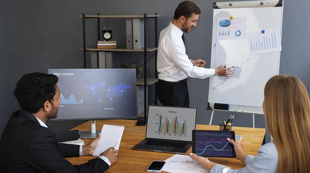 Equipe analisando dados e gráficos em uma apresentação usando uma ferramenta de BI open source para visualização estratégica.
