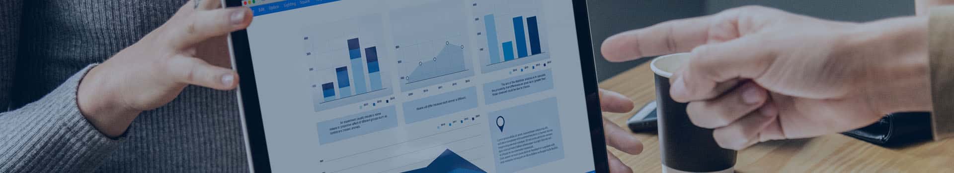 Duas pessoas analisando gráficos e dashboards em um laptop, discutindo dados e insights sobre como aprender BI de forma eficiente.