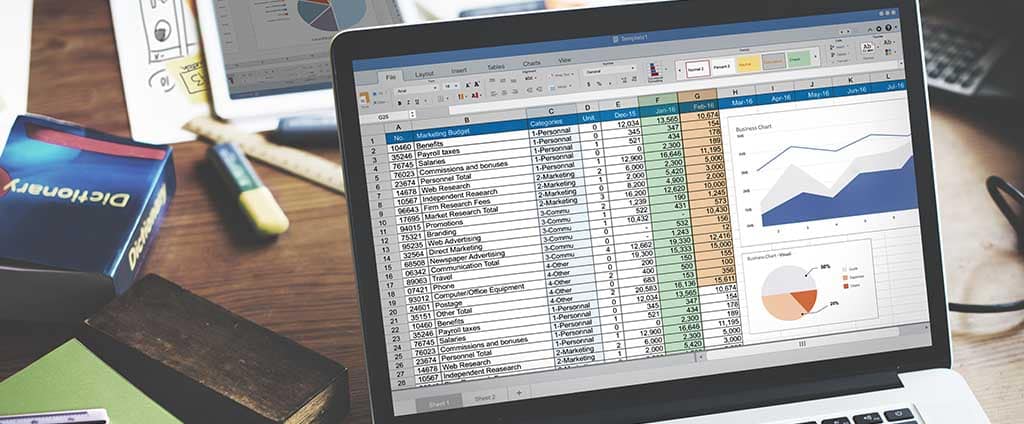 Usuário analisando dados e gráficos em um laptop utilizando ferramentas de BI para gestão e tomada de decisões estratégicas.