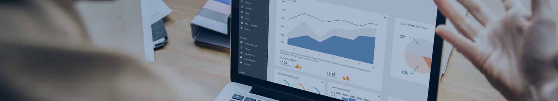 Profissionais analisando dashboards em um laptop com ferramentas de Business Intelligence para tomada de decisões estratégicas.
