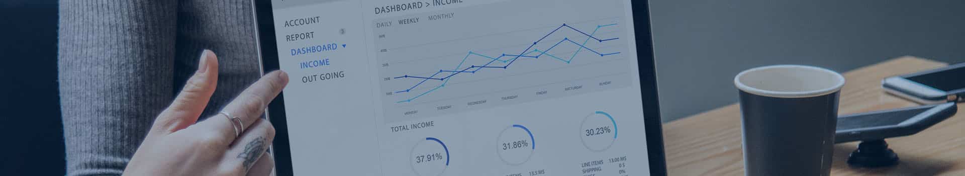 Profissional apresentando um painel com KPI no Power BI em um laptop, destacando métricas financeiras e análise de desempenho em um ambiente corporativo.
