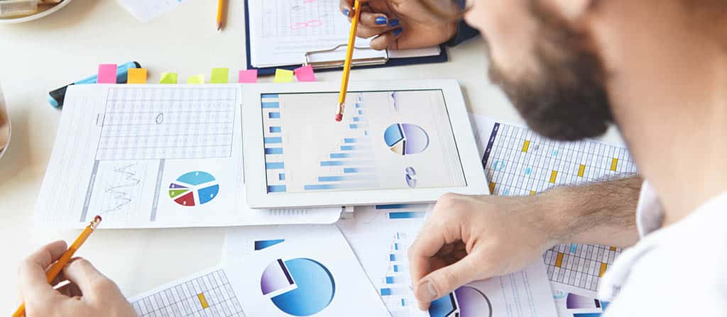 Equipe analisando gráficos e relatórios para entender o que é Business Intelligence e sua aplicação estratégica.