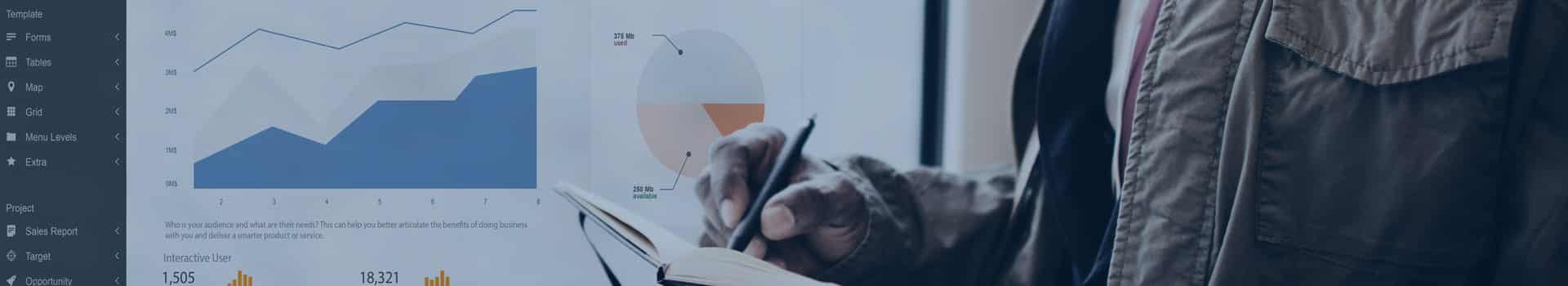 Profissional analisando gráficos e relatórios de Business Intelligence e Analytics para tomada de decisões estratégicas.