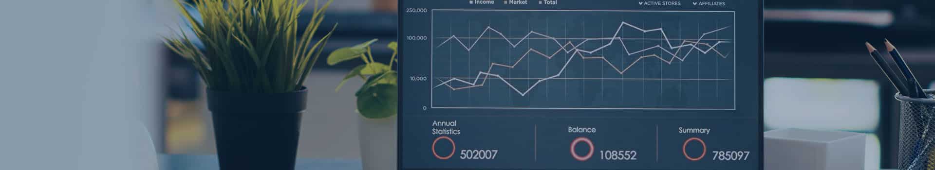 Relatório anual exibido em laptop com gráficos e estatísticas, representando a análise de dados e o salário de business intelligence no mercado.