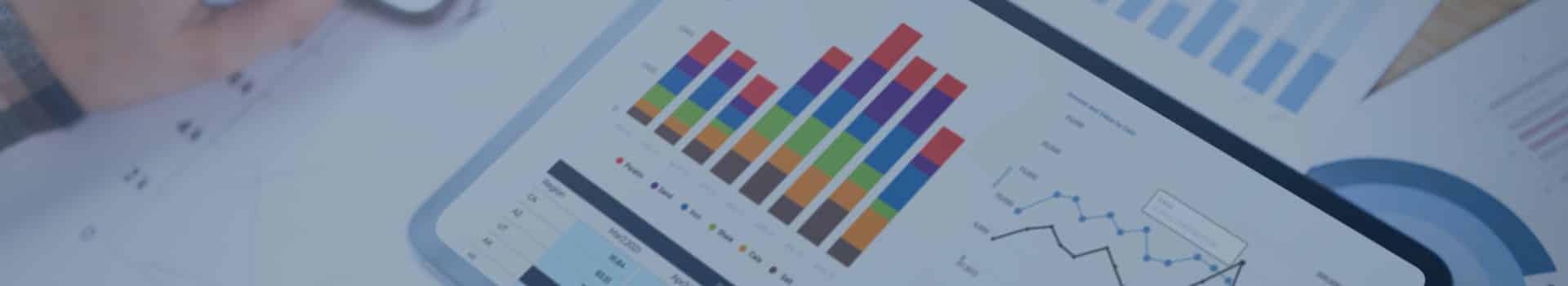 Análise de dados em tablet com gráficos e tabelas, representando a área de BI e o uso de Business Intelligence para tomada de decisões estratégicas.