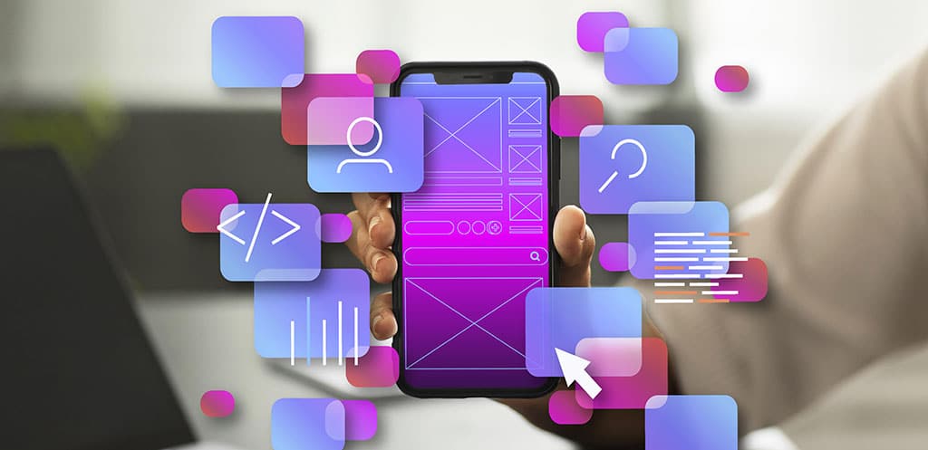 Conceito do que é desenvolvimento mobile, com uma mão segurando um smartphone exibindo um layout de interface, cercado por ícones de programação e UX/UI.