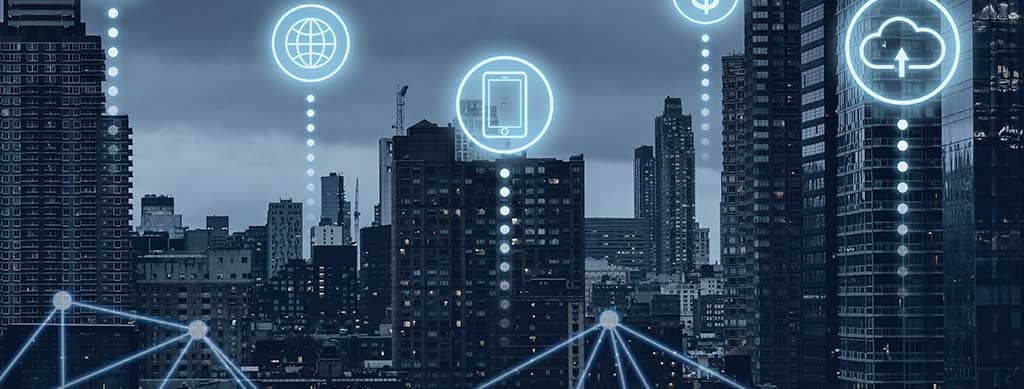 Cidade inteligente com ícones de conectividade digital, representando o que é virtualização no PC e sua aplicação na infraestrutura tecnológica moderna.