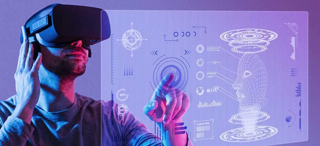 Homem usando óculos de realidade virtual interagindo com interface digital holográfica, simbolizando a tecnologia de virtualização e ambientes virtuais imersivos.