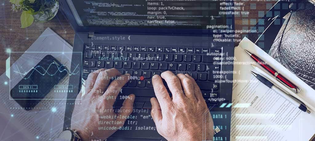 Mãos digitando em laptop, representando a pesquisa sobre o significado de back-end.