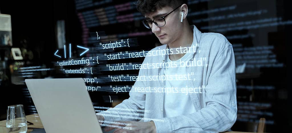 desenvolvedor de aplicativos programando