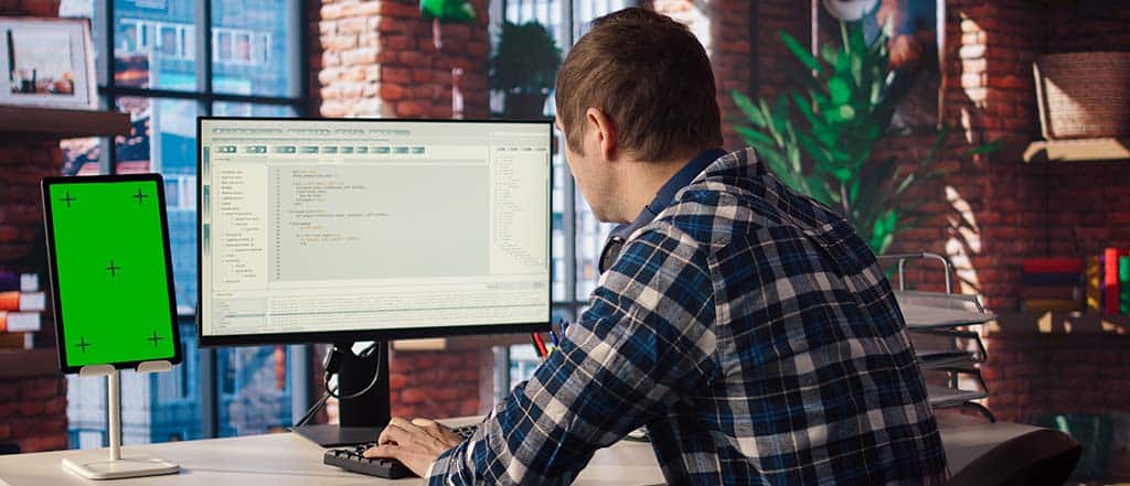 Desenvolvedor programando códigos, representando profissional exercendo o que é back-end.