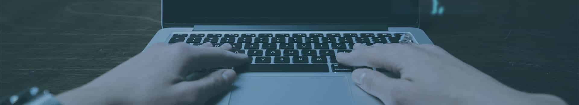 Desenvolvedor back end programando em um laptop com código visível na tela e elementos digitais sobrepostos.