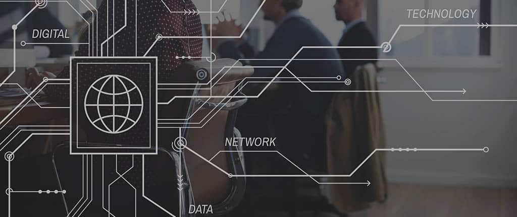 Equipe discutindo a criação de um diagrama de arquitetura de software, com sobreposição de elementos digitais representando a criação desse diagrama com fluxo de dados, rede e tecnologia.