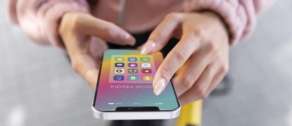 Smartphone iluminado em neon, destacando tecnologia mobile e inovação no desenvolvimento de dispositivos e aplicativos.