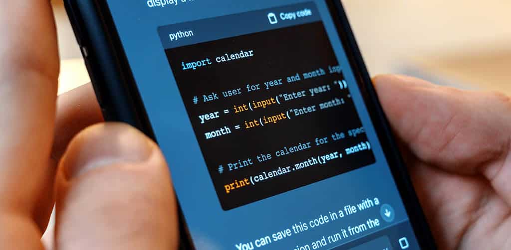 Código de programação exibido em smartphone no processo de desenvolvimento para Android.