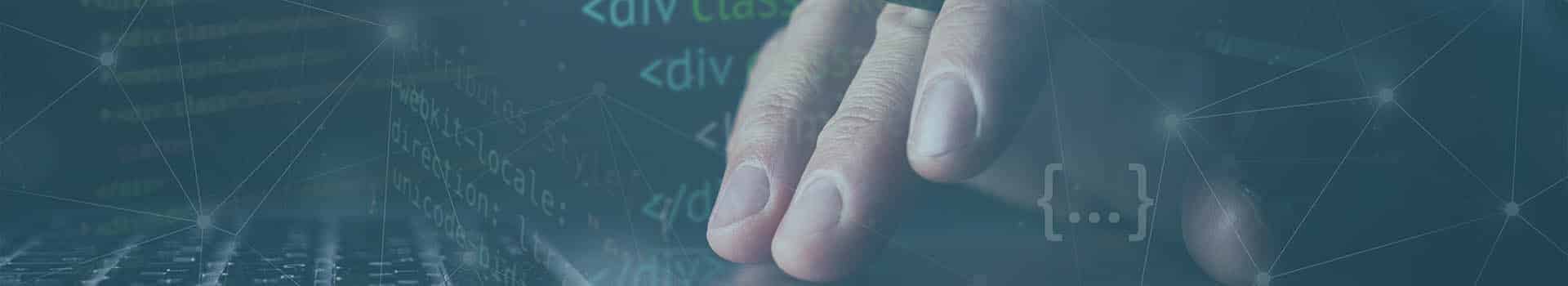Mão digitando código em um laptop com elementos visuais representando o desenvolvimento Python back-end e estruturação de sistemas web