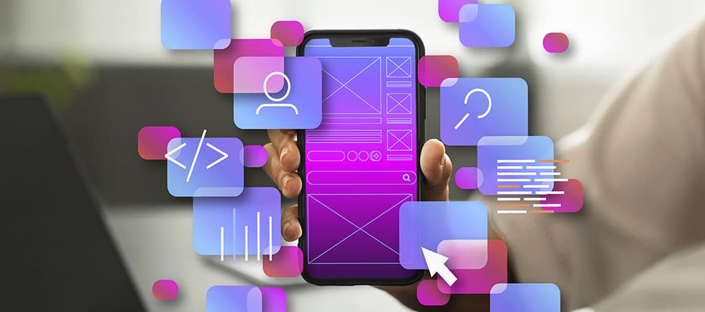 Mão segurando um smartphone com elementos digitais flutuantes, simbolizando o desenvolvimento de aplicativos e a criação de interfaces inovadoras.