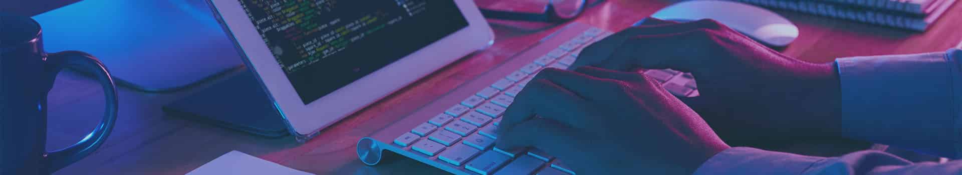 Desenvolvedor trabalhando no código de um projeto back-end Node.js em um ambiente de programação.