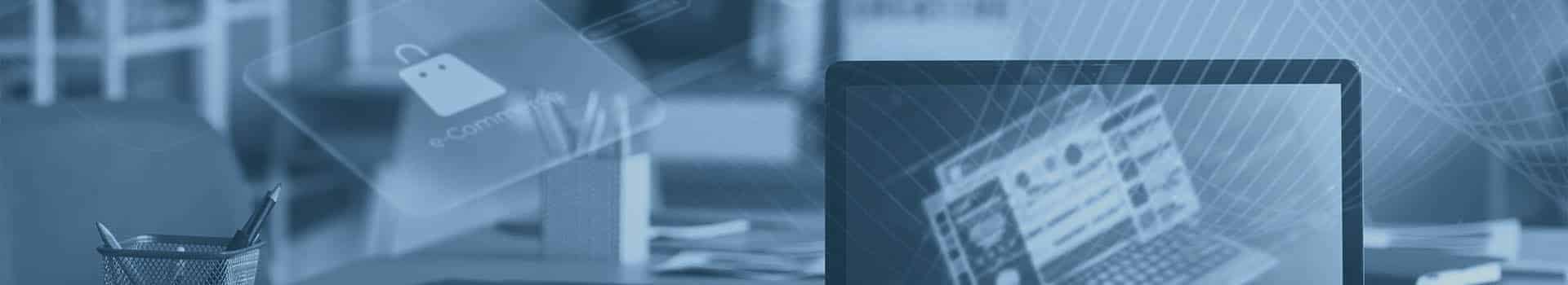Computador em ambiente de trabalho com elementos digitais representando um dos tipos de arquitetura de software e UX design.