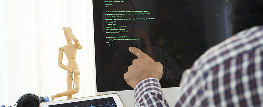 Desenvolvedor analisando código em tela, representando o trabalho com back-end Java.
