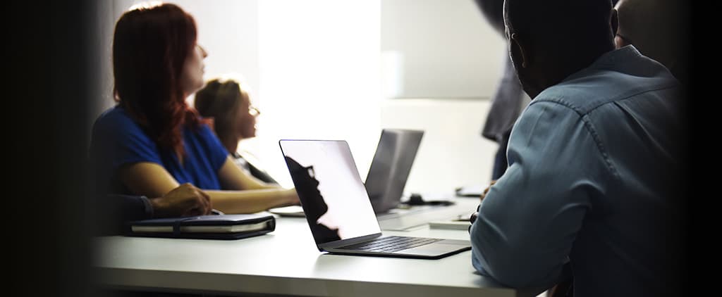Grupo de estudantes em aula interativa, representando um curso de engenharia de redes e sua aplicação prática no mercado de tecnologia.