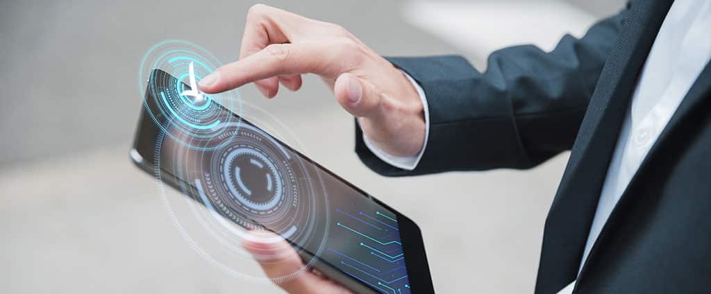 Profissional utilizando interface digital e escolhendo o melhor software de monitoramento de rede para analisar dados de conectividade em tempo real.