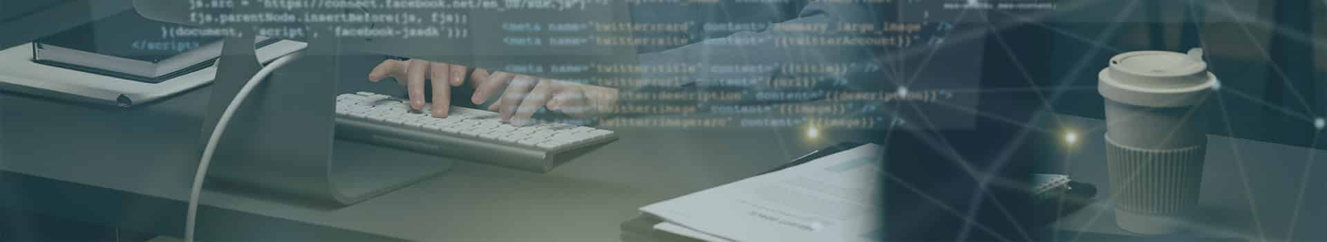 Desenvolvedora programando um sistema de backend JavaScript em um ambiente moderno, com código exibido na tela e elementos digitais flutuantes.