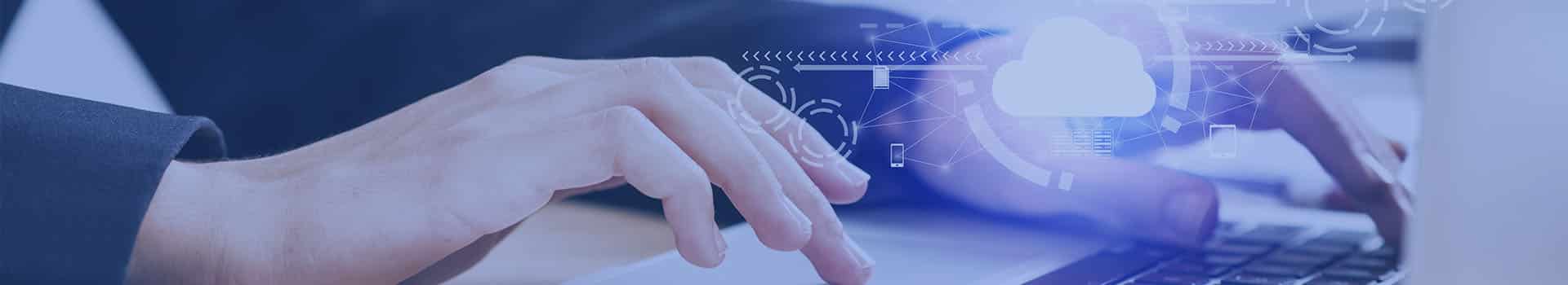 Pessoa digitando em laptop com ícone de nuvem e elementos digitais, representando o uso de sistemas virtuais na computação em nuvem.