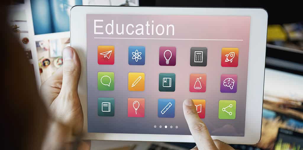 Pessoa utilizando um tablet com aplicativos educacionais, representando um curso para criar app e aprender desenvolvimento mobile.
