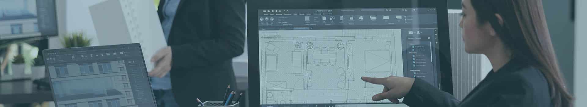 Duas profissionais analisando um projeto digital em um escritório moderno, ilustrando o uso de padrões de arquitetura de software no design estrutural.