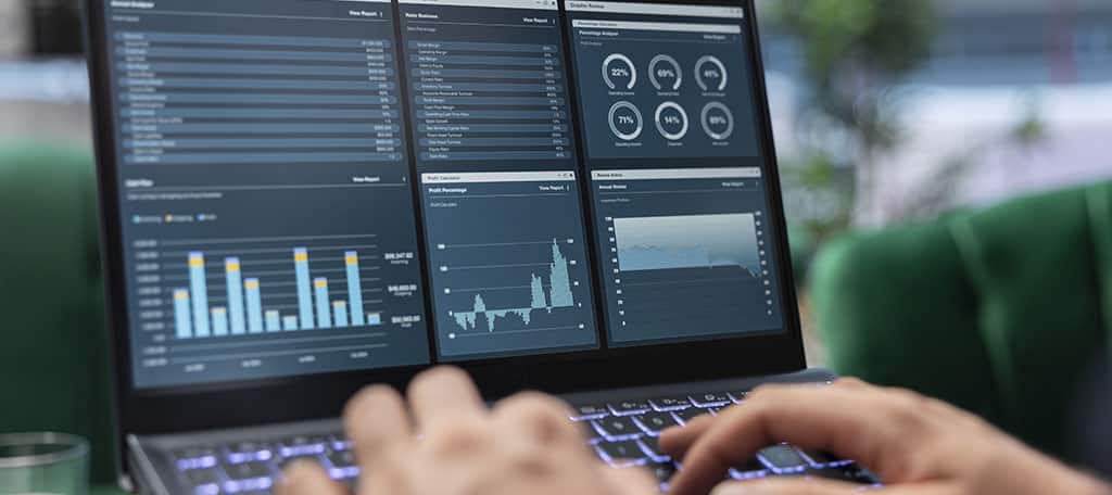 Tela de laptop exibindo dados, representando o que é o Coralogix e sua capacidade de análise de dados e observabilidade em tempo real.